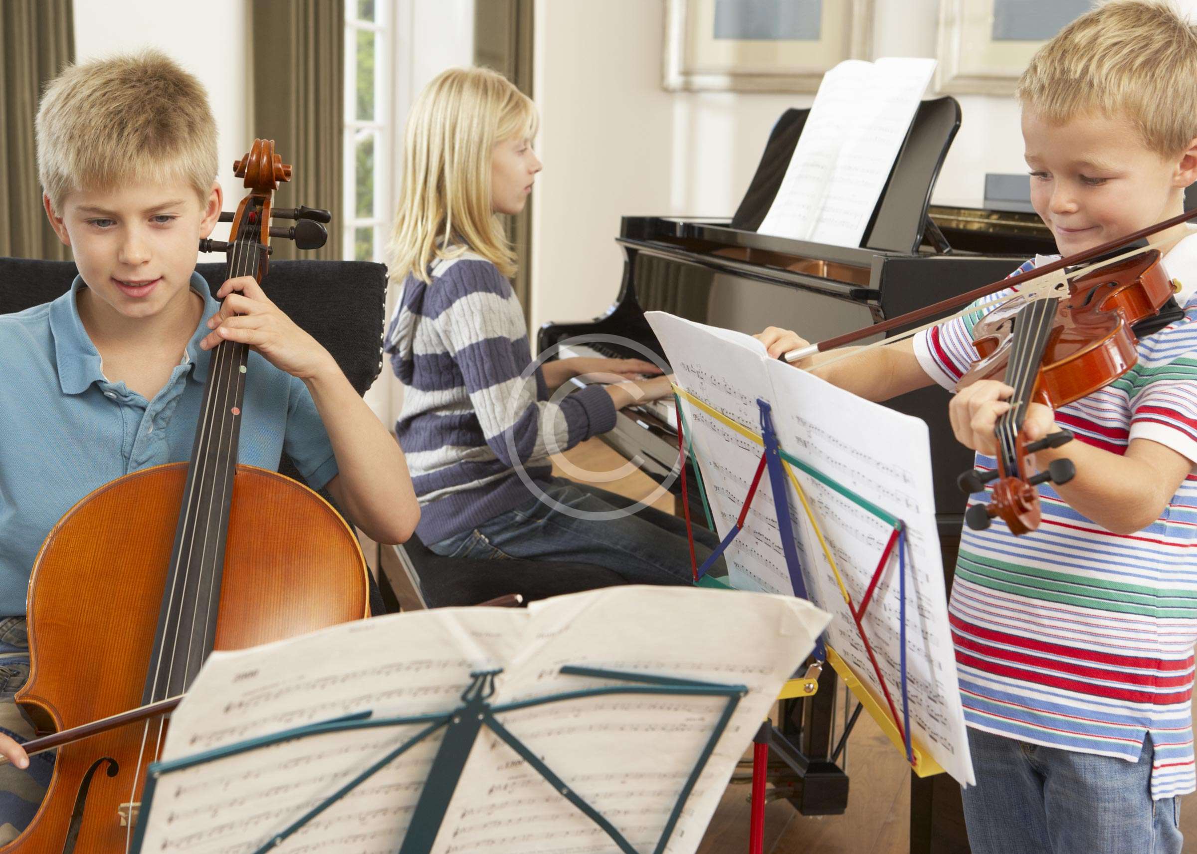 Музыкальный урок для детей. Дети играют на инструментах. Дети в музыкальной школе. Игра на музыкальных инструментах. Музыкальные инструменты для детей.